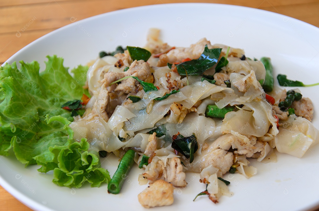 Macarrão bêbado com comida picante Tailândia.