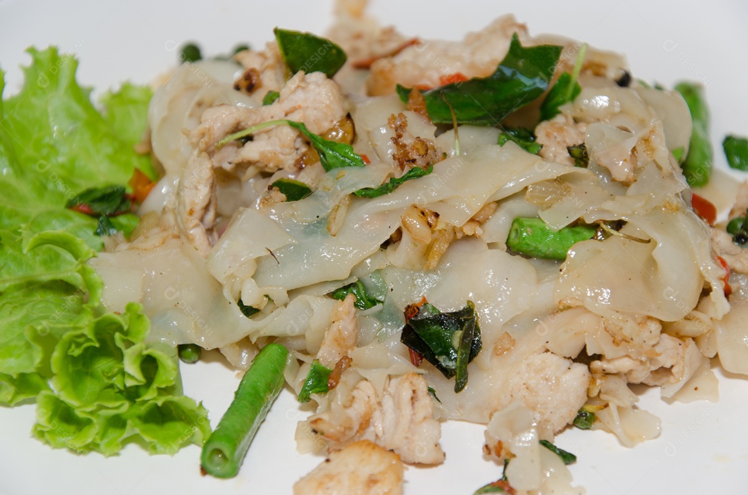 Macarrão bêbado com comida picante Tailândia.