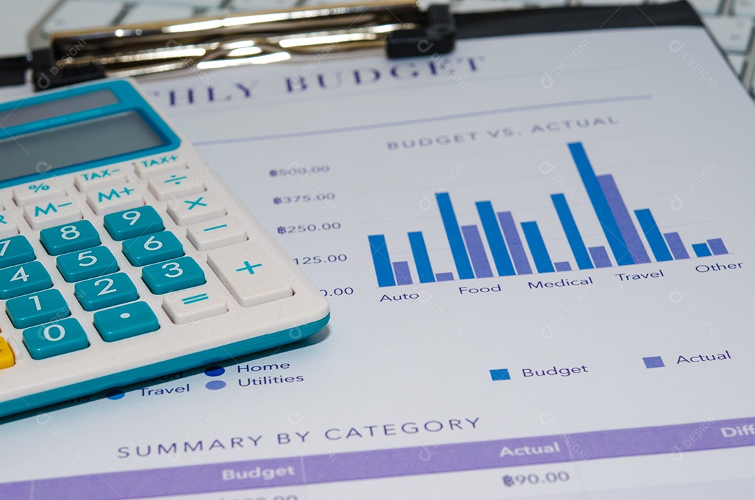 Gráficos e calculadoras em uma mesa.
