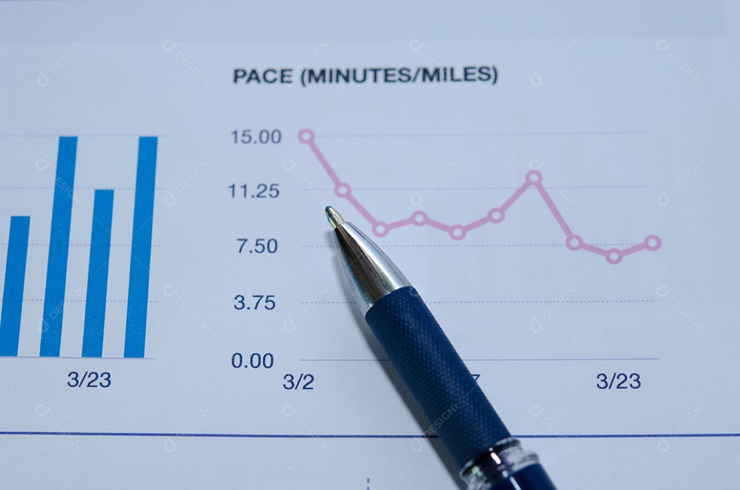 Caneta e gráficos em uma mesa.