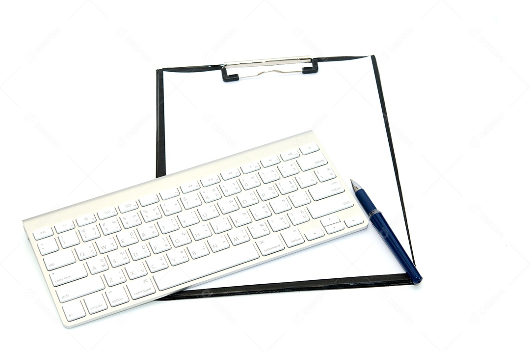 Teclado, prancheta, fundo branco isolado.