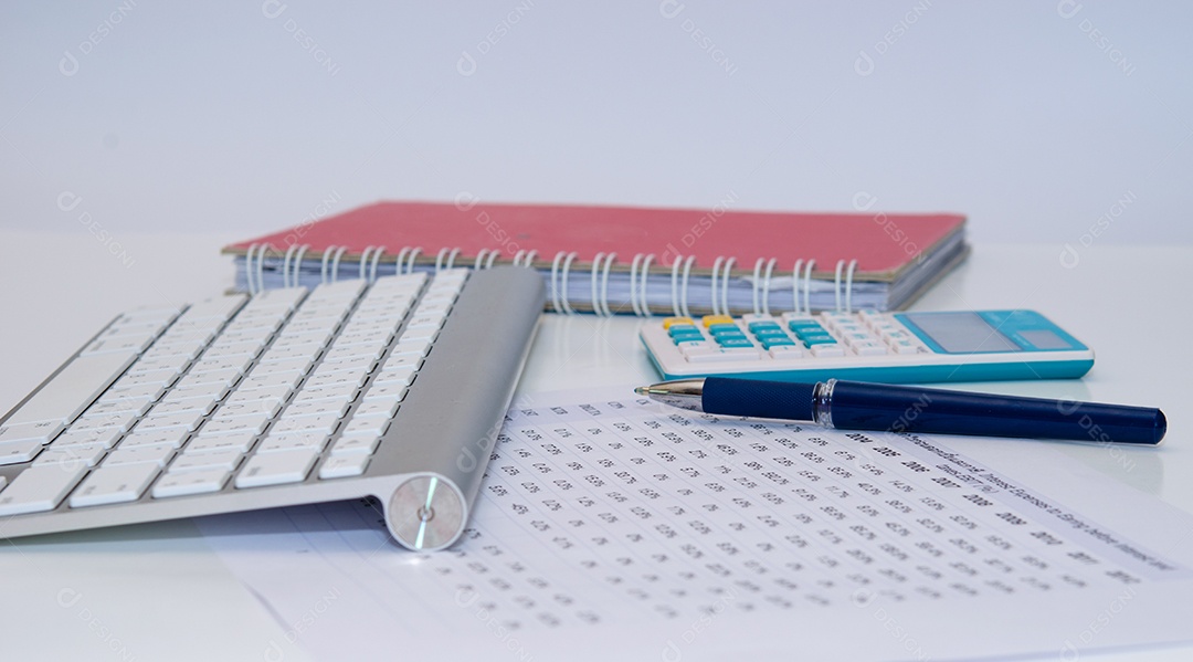 Documentos e teclado e livro na mesa.