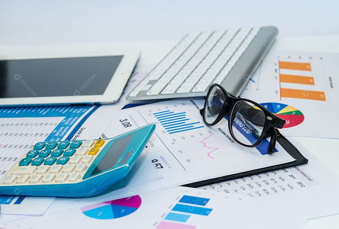 Documentos de negócios e teclado colocados em mesas.