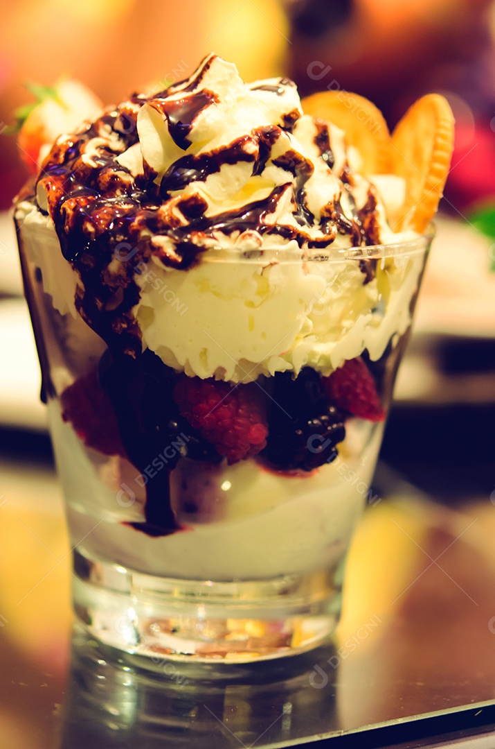 Sorvete em um copo. Efeito de cor de estilo de filme.