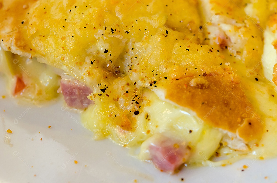 Feche a pizza de presunto e queijo.