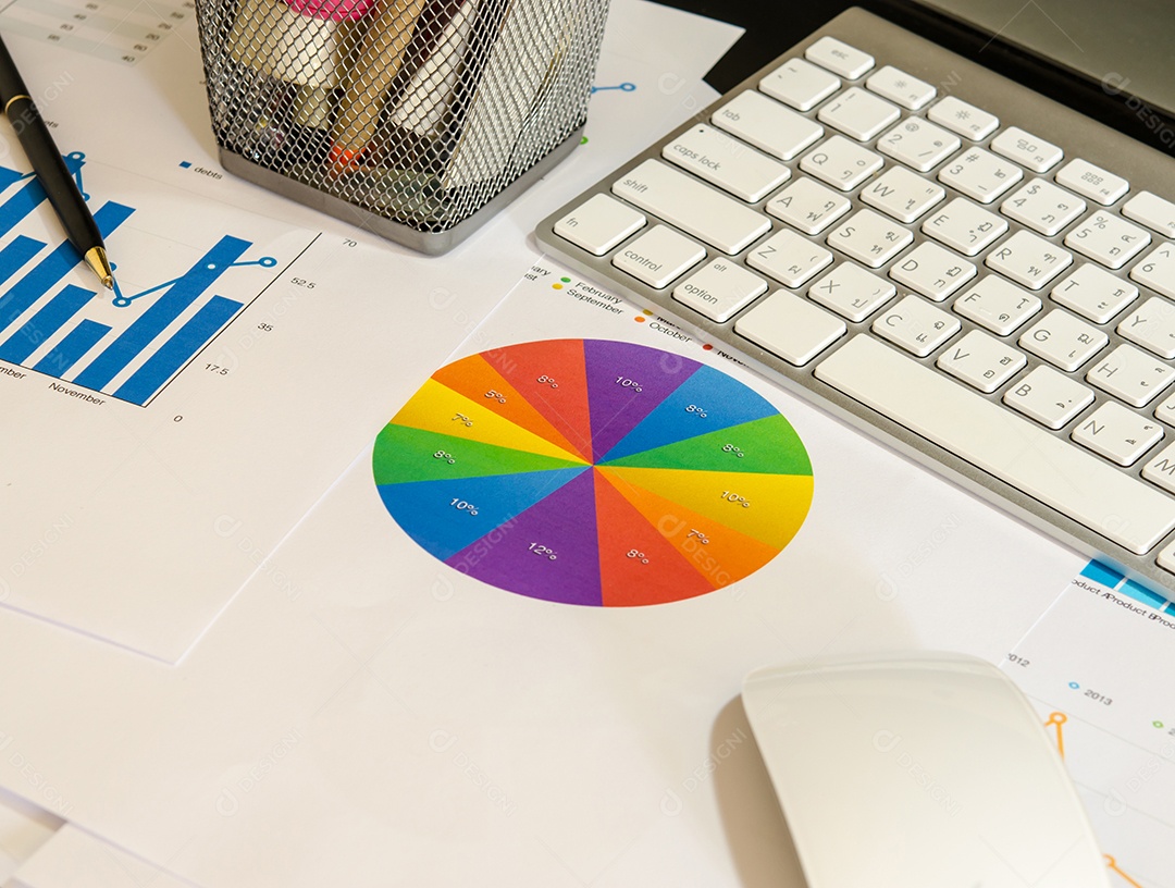 Teclado e caneta no relatório financeiro.