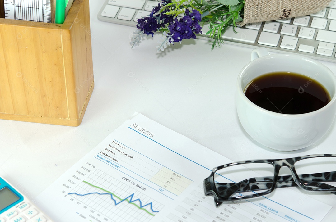 Documentos de negócios e café na mesa.