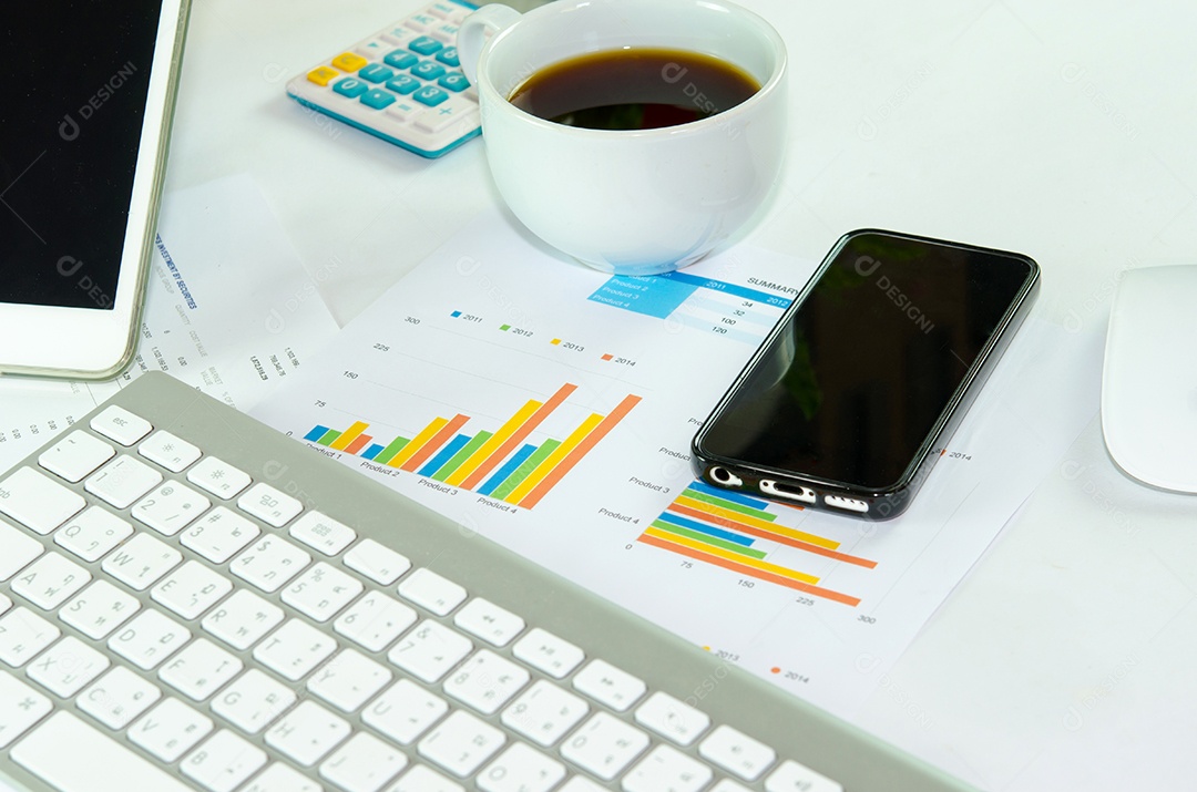 Documentos de negócios com crescimento de gráficos, teclado e telefone inteligente.