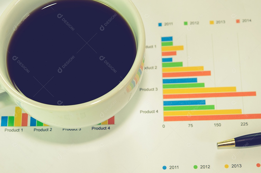 Documentos de negócios e café na mesa.