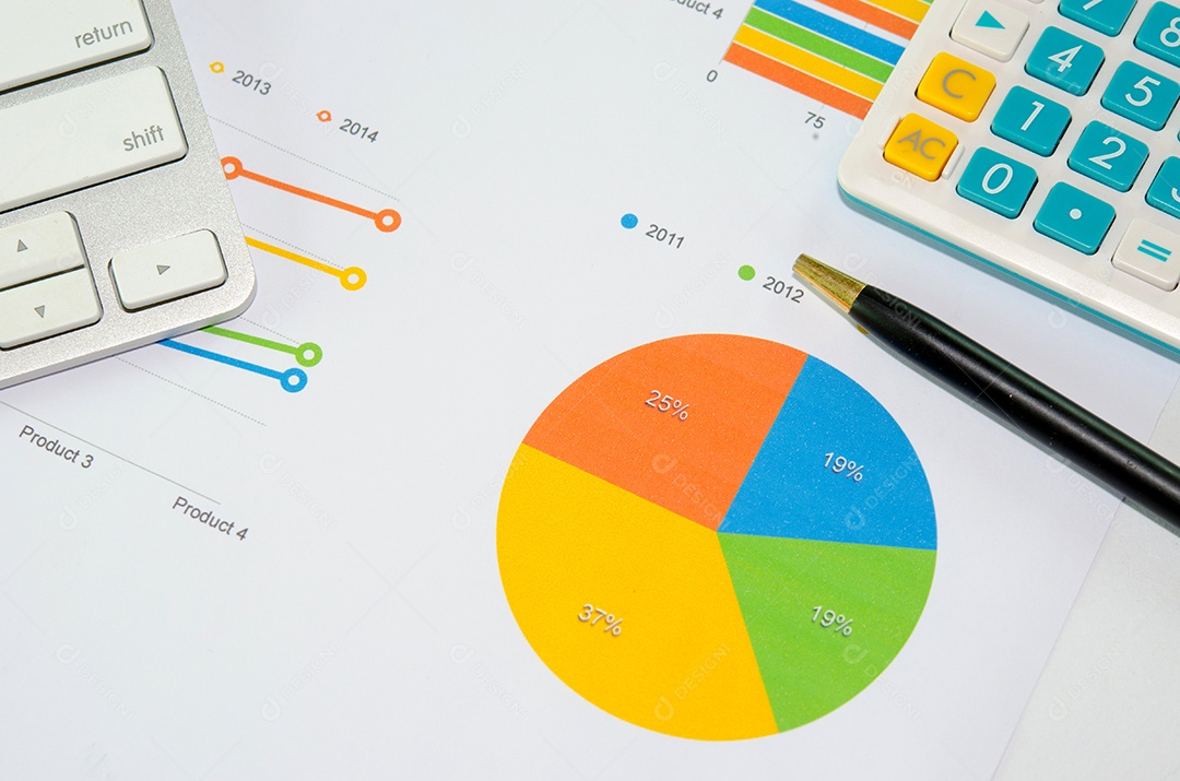 Relatório na mesa de trabalho do empresário.