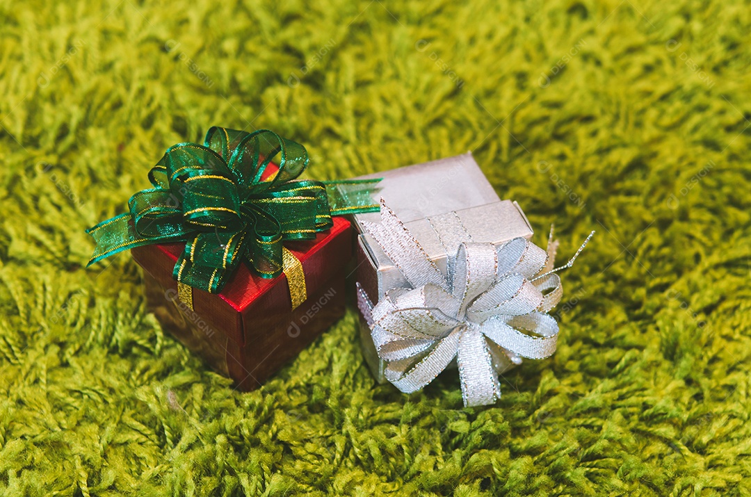 Caixa de presente no tapete verde. Imagens de estilo de efeito vintage.