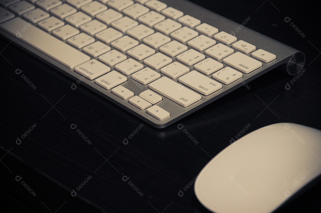 Teclado e mouse na mesa.