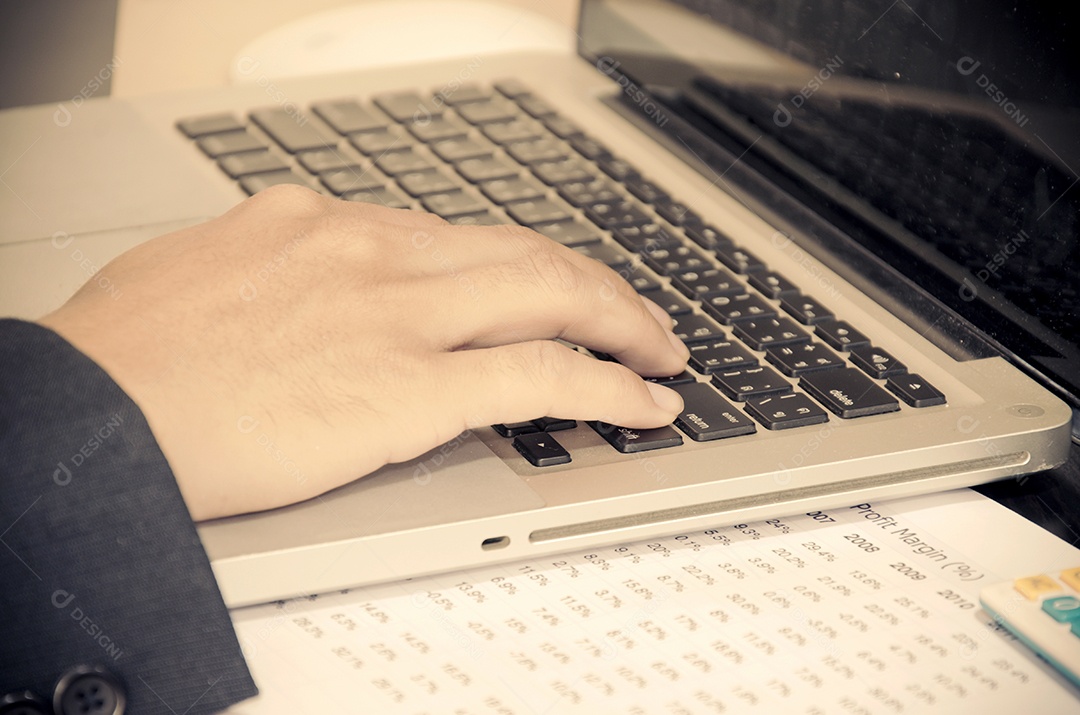 Mãos masculinas digitando no teclado do computador. Tabela de efeitos de cor de estilo de filme.