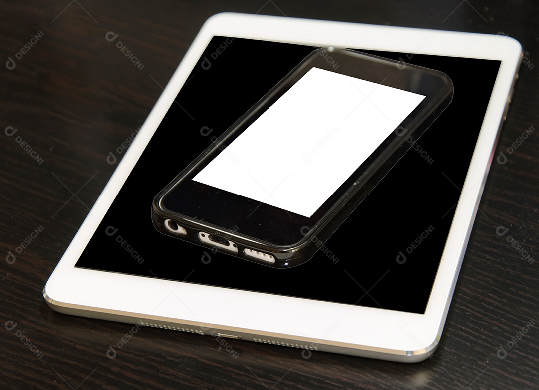 Telefone inteligente e laptop na mesa.