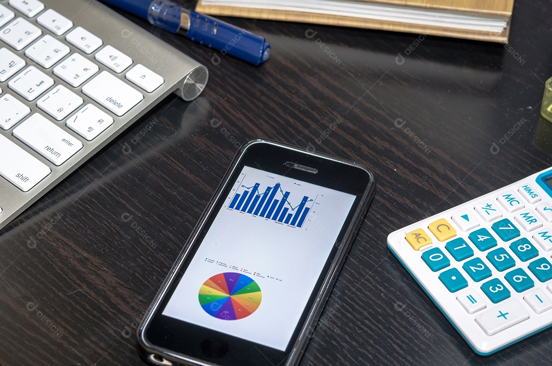 Telefone inteligente e gráfico em cima da mesa.
