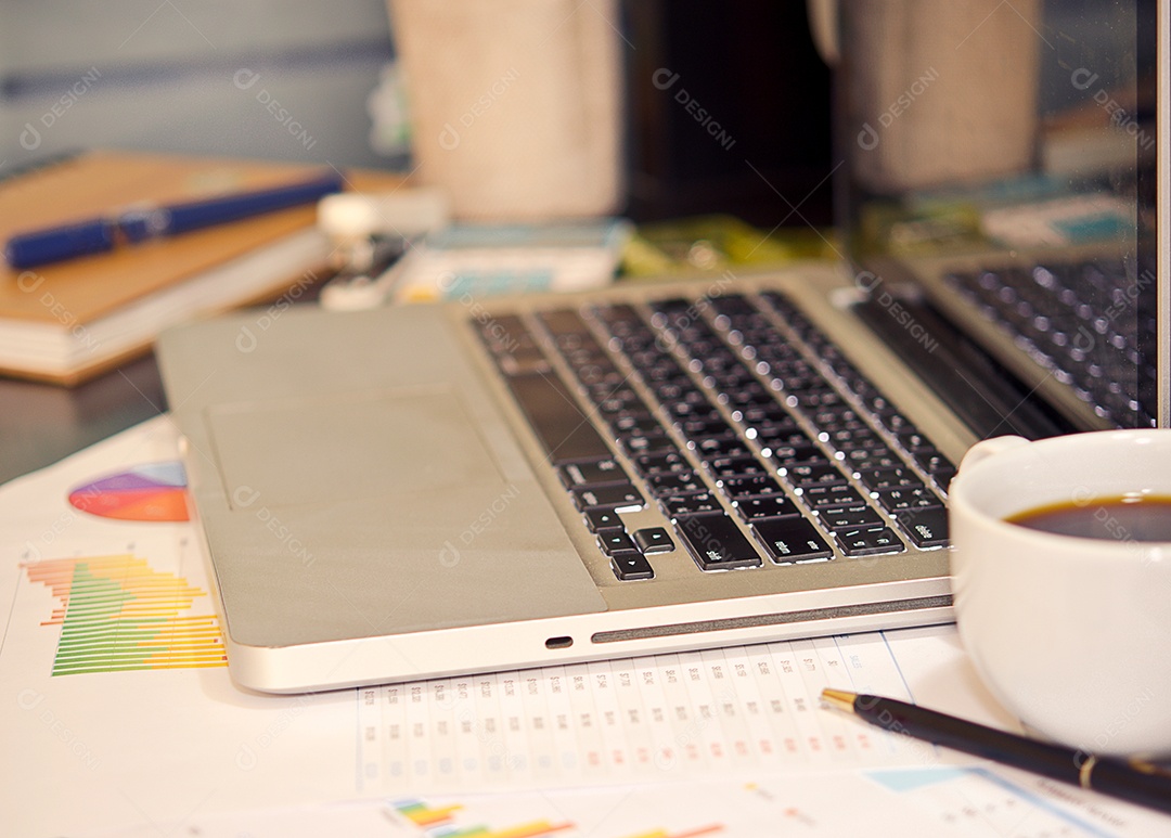 Mesa cheia de documentos de negócios. Imagens de estilo de efeito vintage.