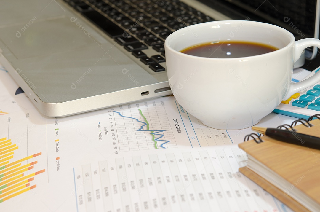 Gráficos e gráficos de papel financeiro na mesa.