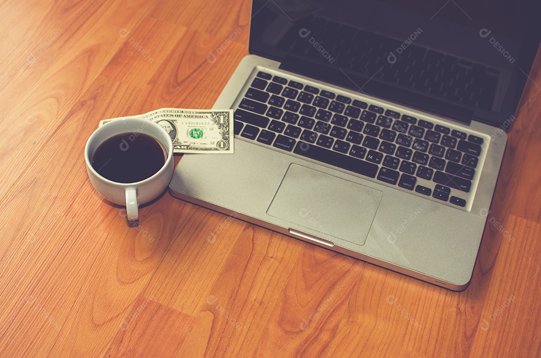Caneca de café para laptop e dinheiro em uma mesa de madeira fotos de estilo.