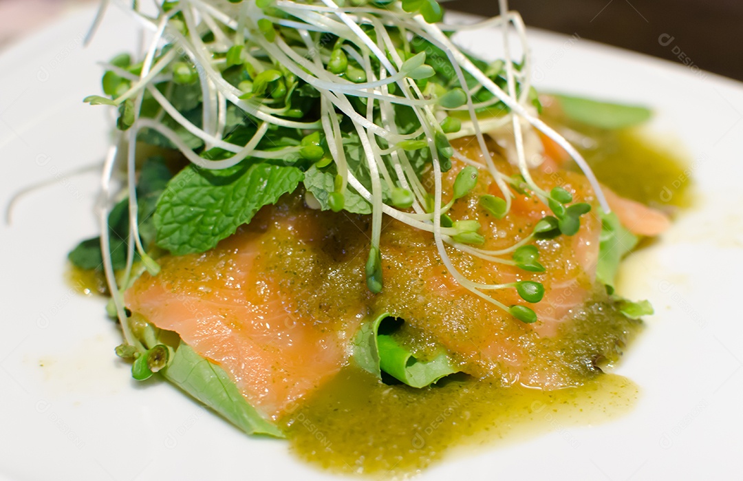 Salmão picante no prato.