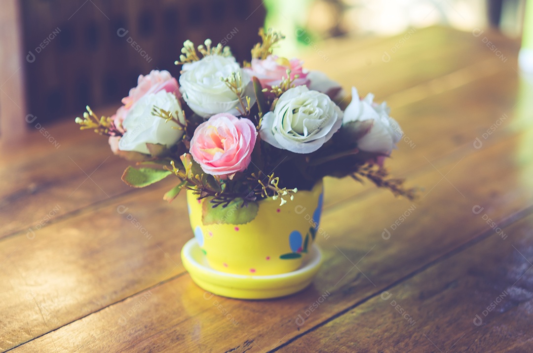 Flores na mesa. Tom de cor vintage.