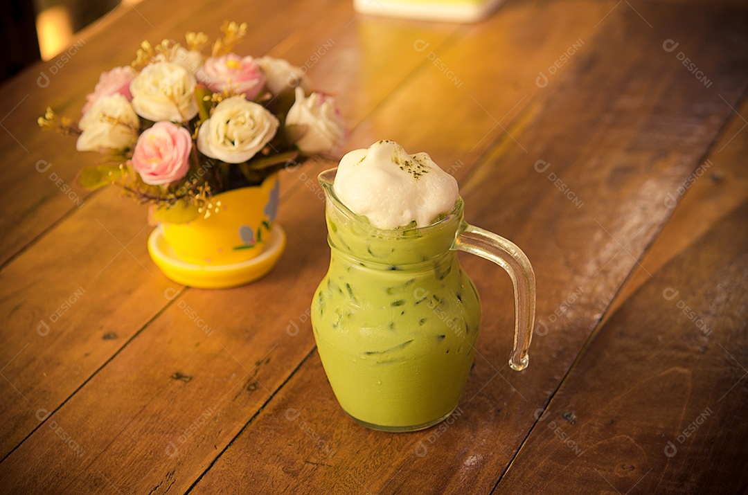 Chá verde gelado na mesa. Efeito de cor de estilo de filme.