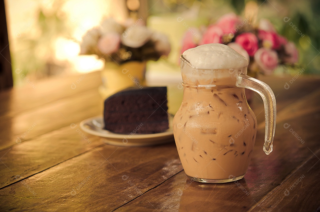 Chá gelado na mesa. Efeito de cor de estilo de filme.