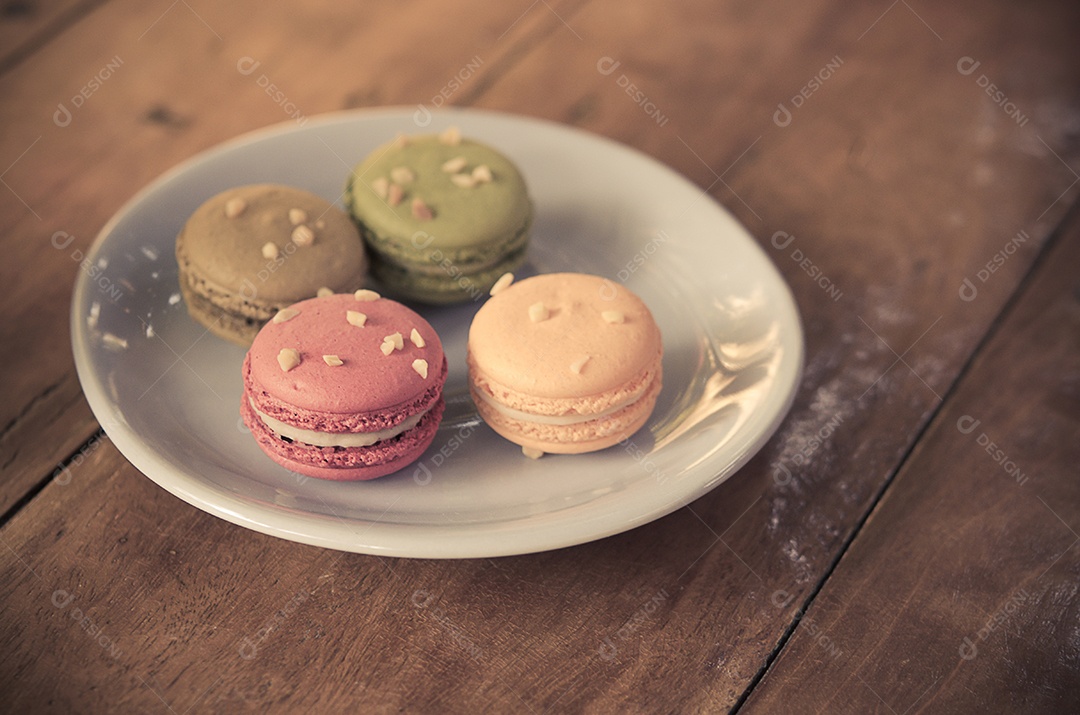 Macaron na mesa. Efeito de cor de estilo de filme.