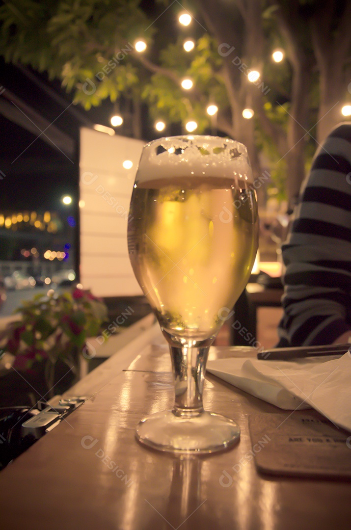 Cerveja vintage na mesa.