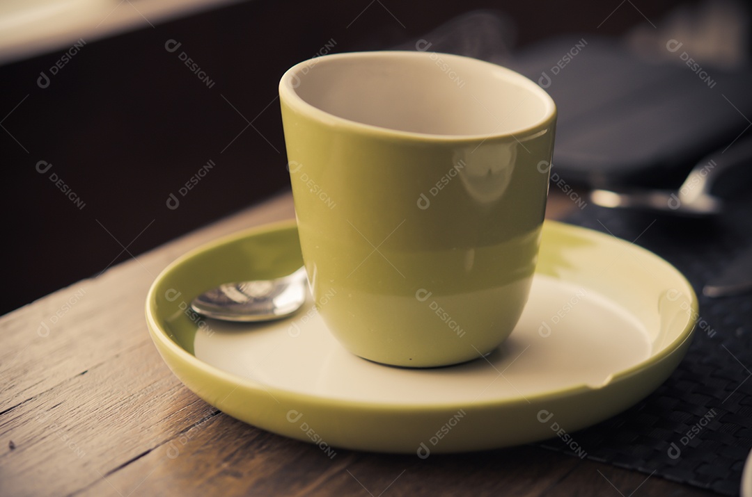 Caneca de café vintage na mesa. efeito de cor de estilo de filme.