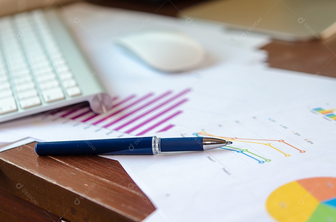 Documentos de negócios com crescimento de gráficos, teclado e caneta. empresário do local de trabalho.