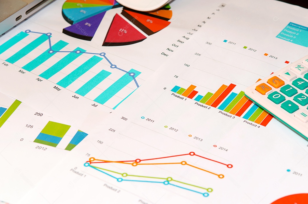 Documentos de negócios com crescimento de gráficos. empresário do local de trabalho.