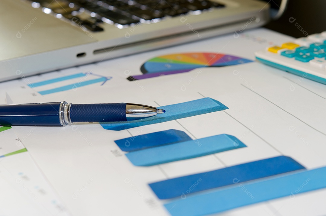 Análise de gráficos financeiros e caneta.