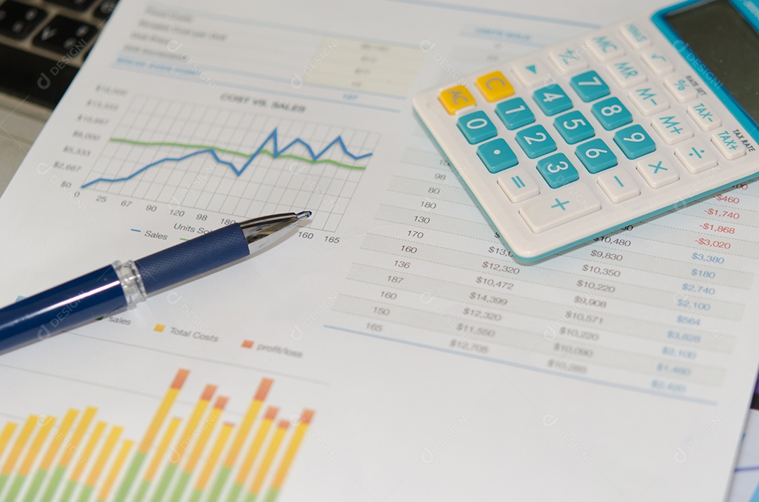 Gráficos e gráficos de papel financeiro na mesa.