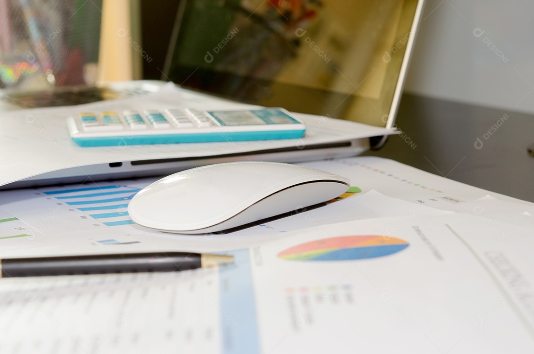 Mesa desordenada com documentos de negócios.