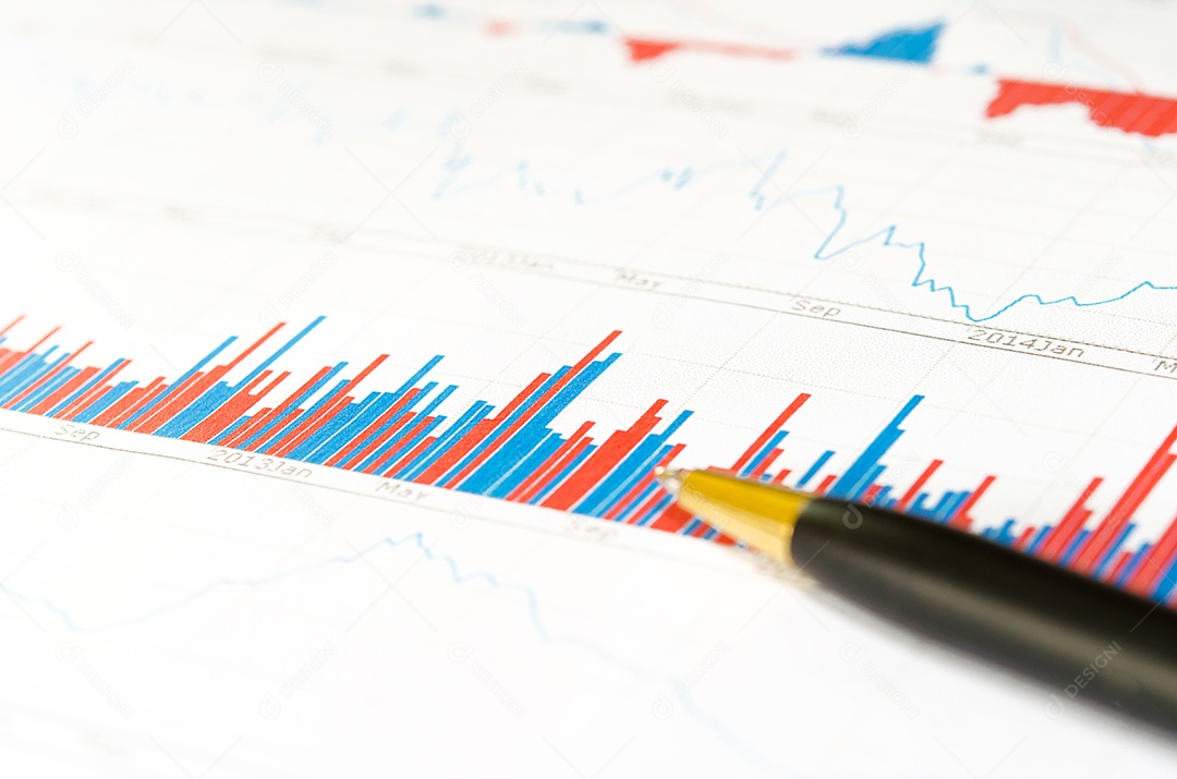 Análise de gráficos financeiros e caneta.