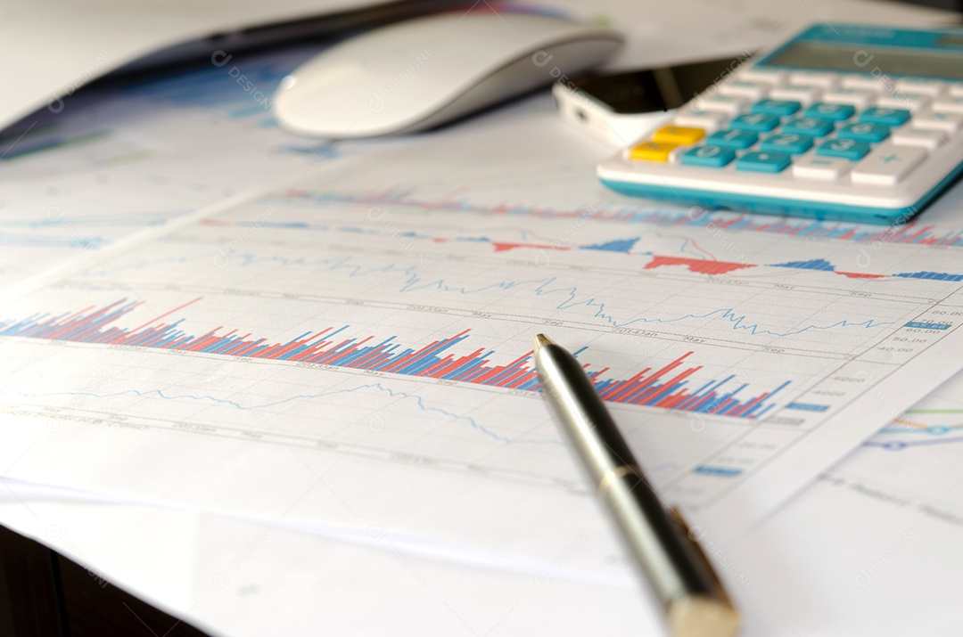 Documentos de negócios com crescimento de gráficos, mouse e caneta. empresário do local de trabalho.