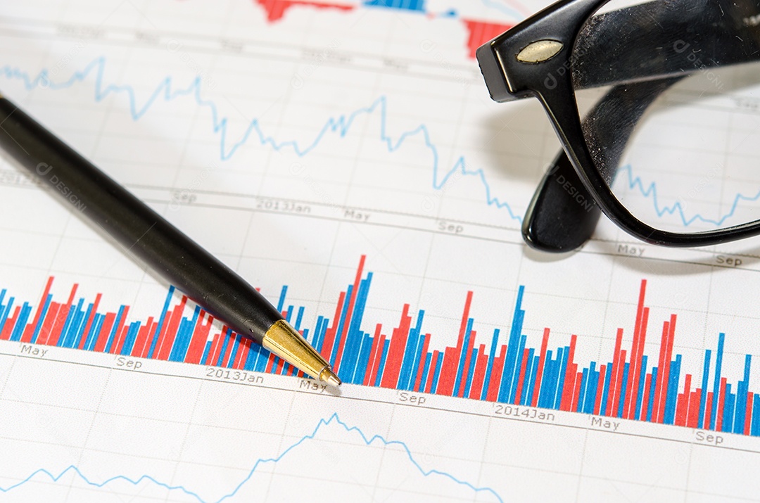 Caneta preta no relatório de finanças.