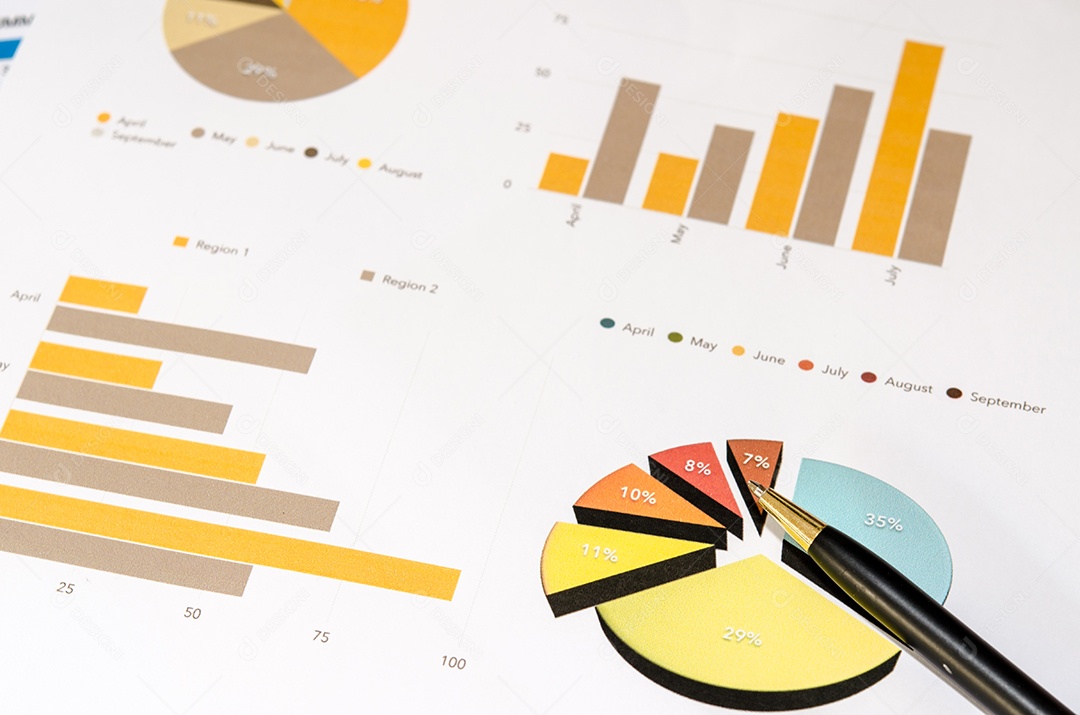 Análise de gráficos financeiros e caneta.