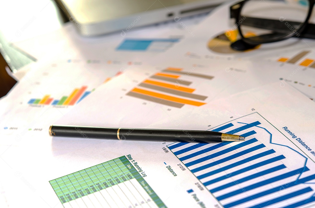 Gráficos e gráficos de papel financeiro na mesa.