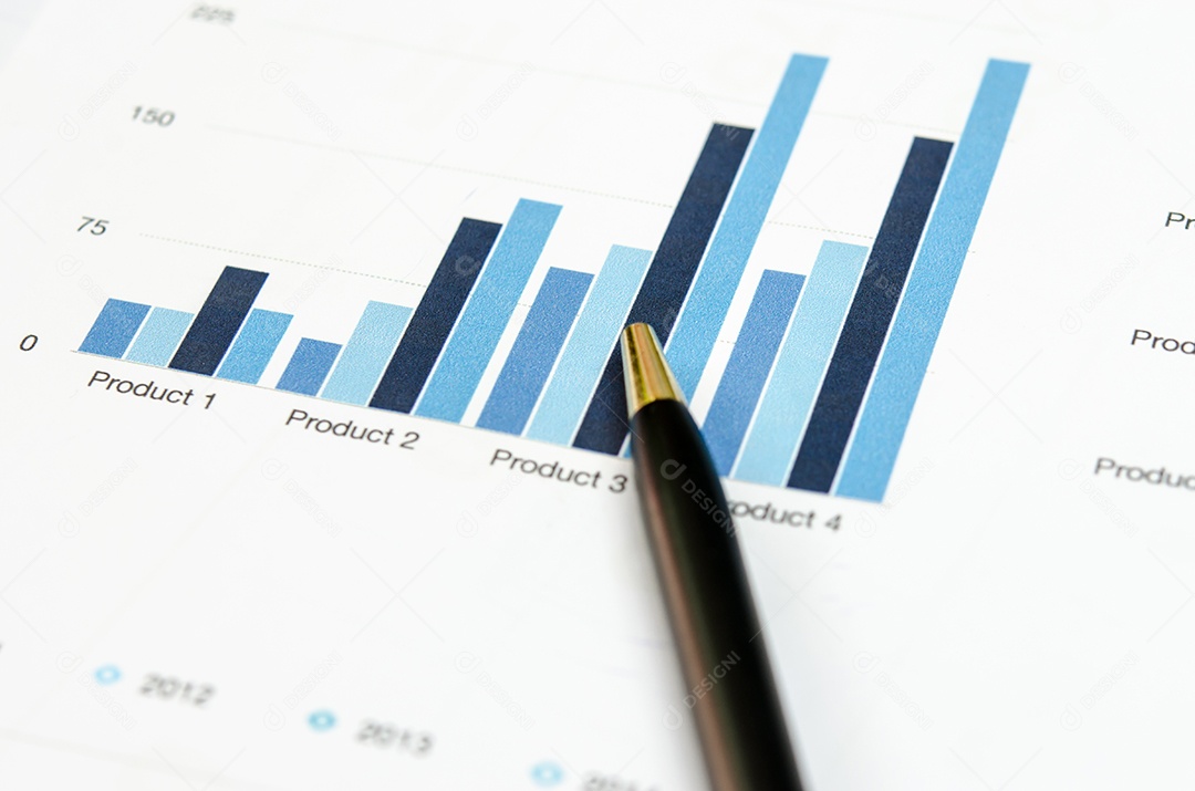 Análise de gráficos financeiros e caneta.