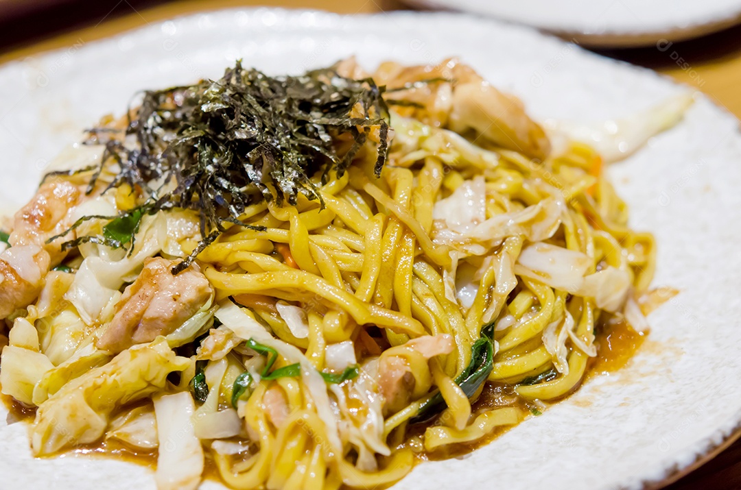 Yakisoba comida japonesa no prato.