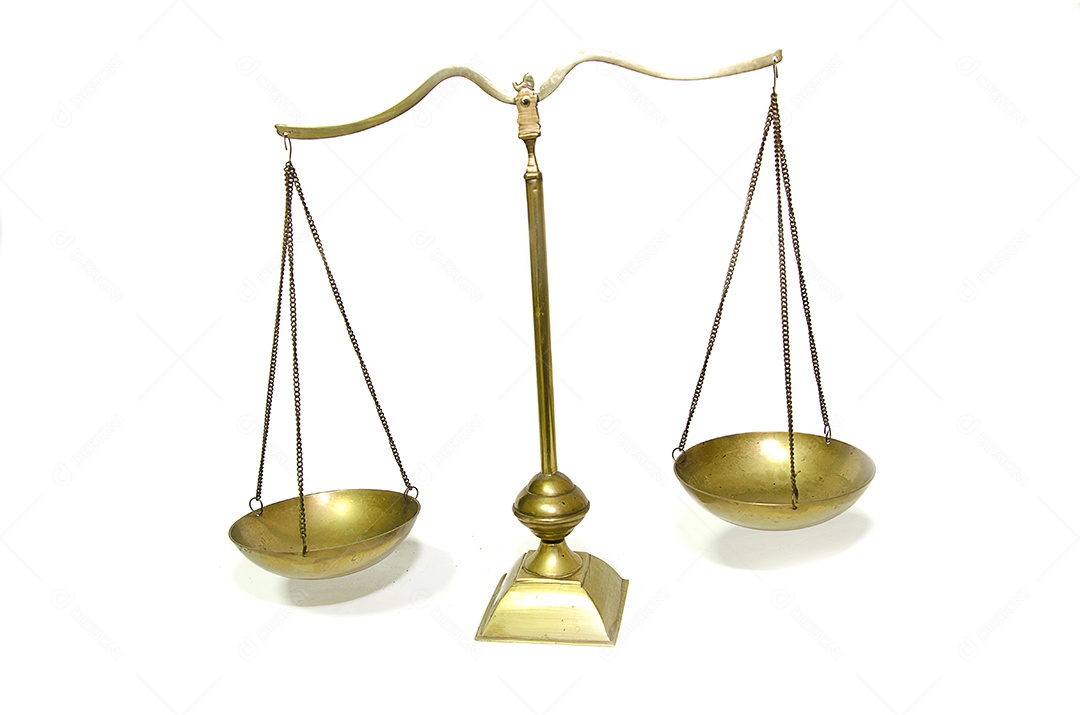 Escalas de bronze dourado da justiça em branco.