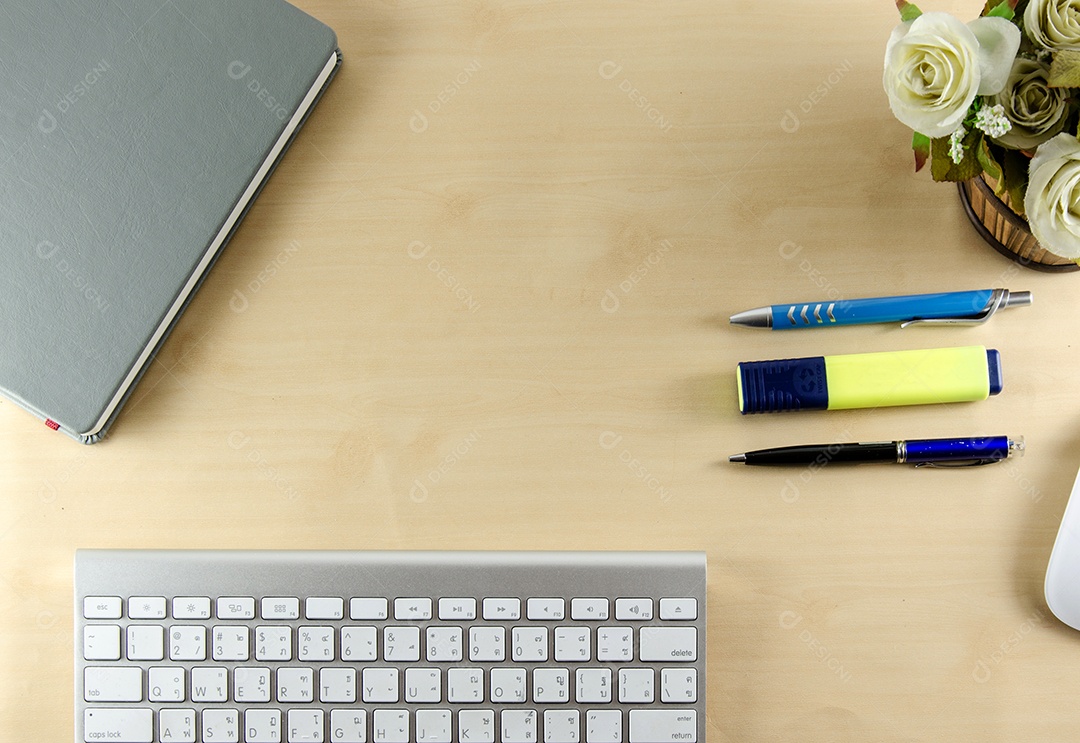 Mesa de negócios com keyborad e caneta. Vista superior com espaço de cópia.