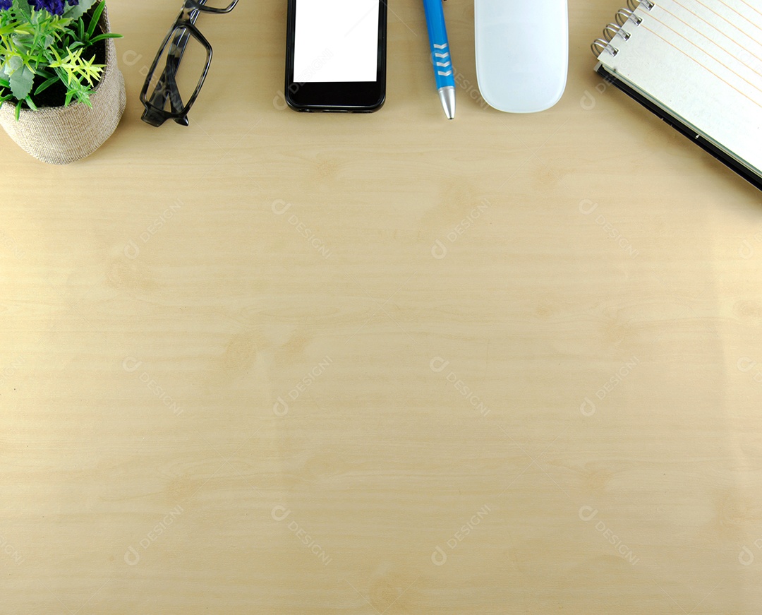 Mesa de negócios com teclado, mouse e caneta na mesa de madeira.