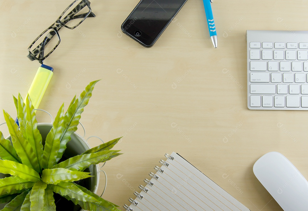 Mesa de negócios com teclado, mouse e caneta na mesa de madeira.