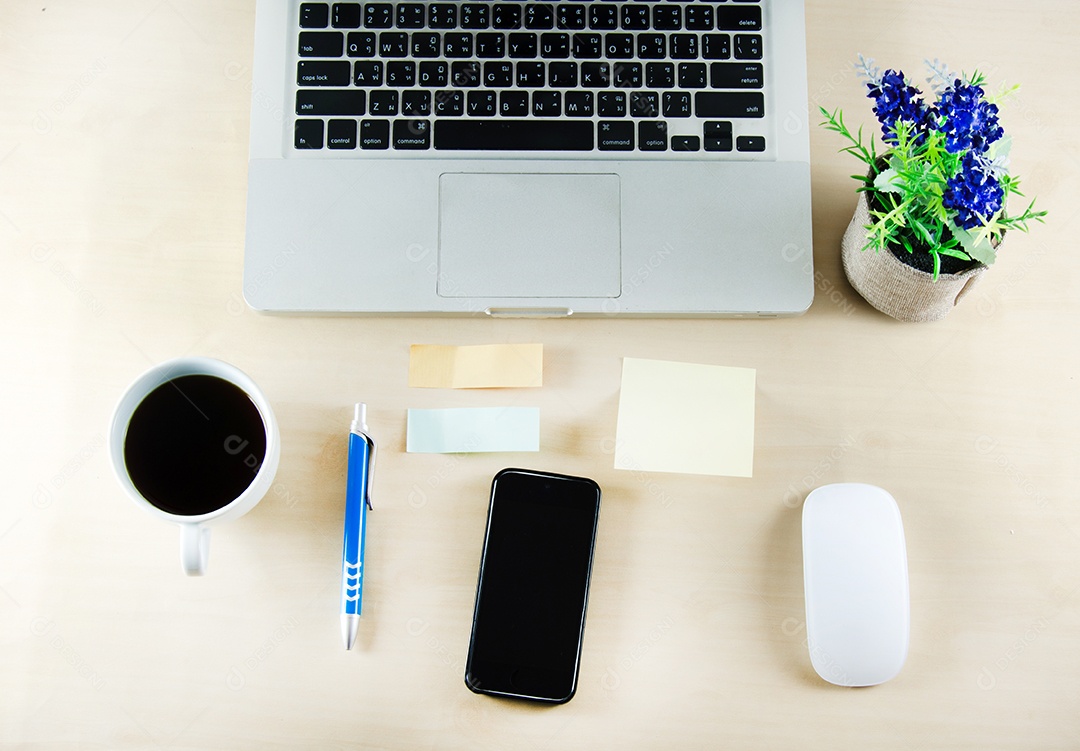 Mesa de visão de alto ângulo do computador portátil com telefone inteligente na mesa de madeira