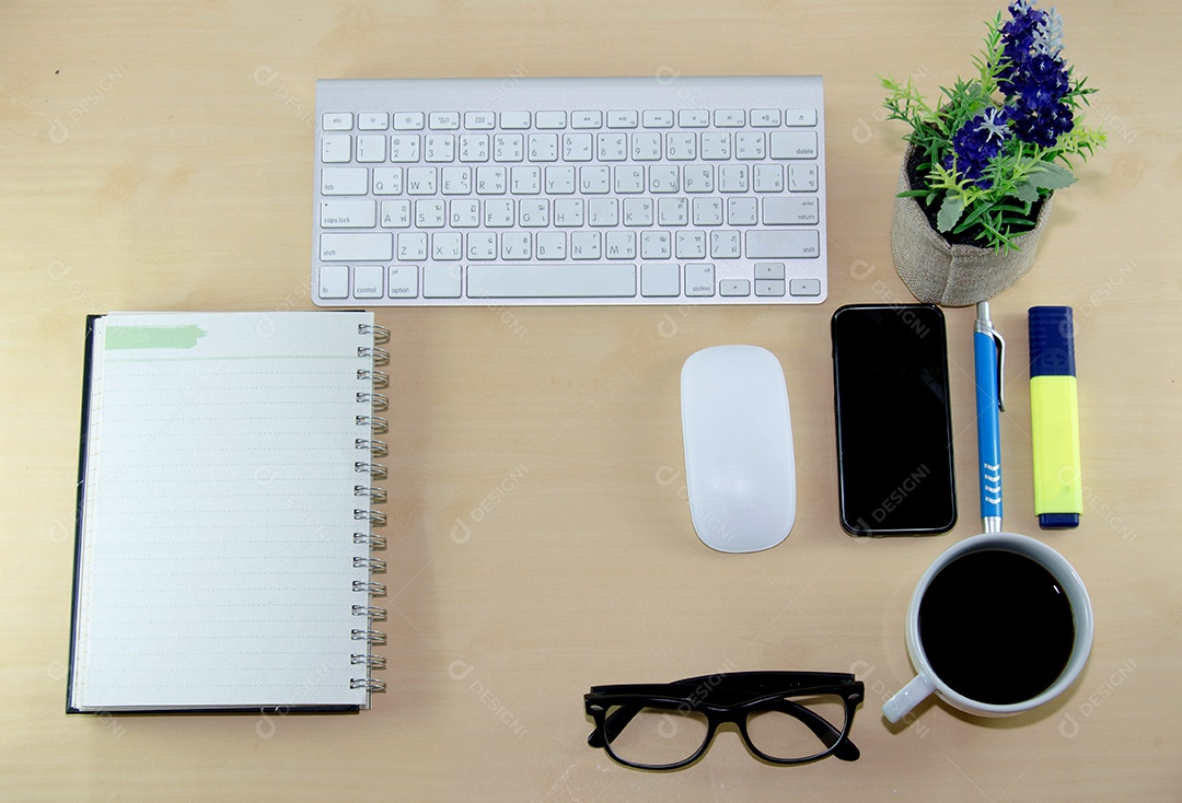 Material de escritório e telefone inteligente na mesa de madeira.