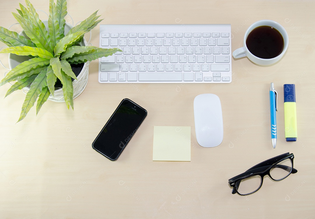 Material de escritório e telefone inteligente na mesa de madeira.