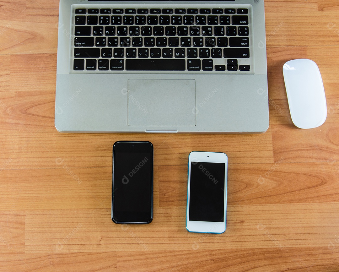 Laptop e smartphone na mesa de madeira velha.