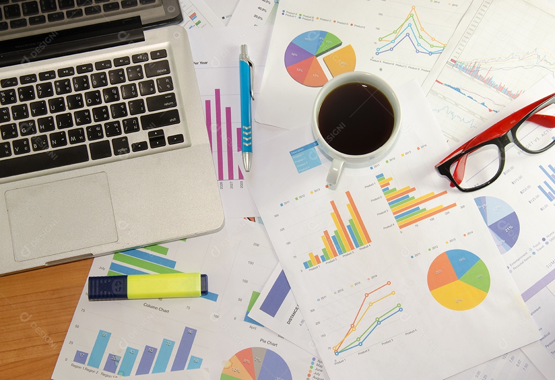 Laptop e gráficos na mesa.